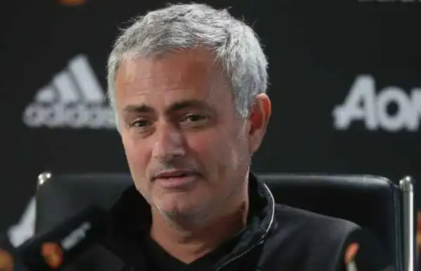 Mourinho tells Manchester United players to “bleed red”